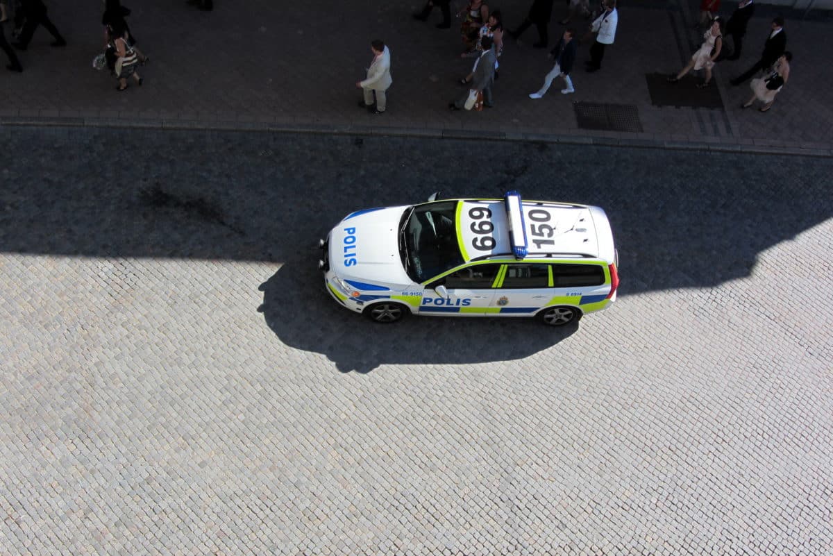 En polisbil på gatan.
