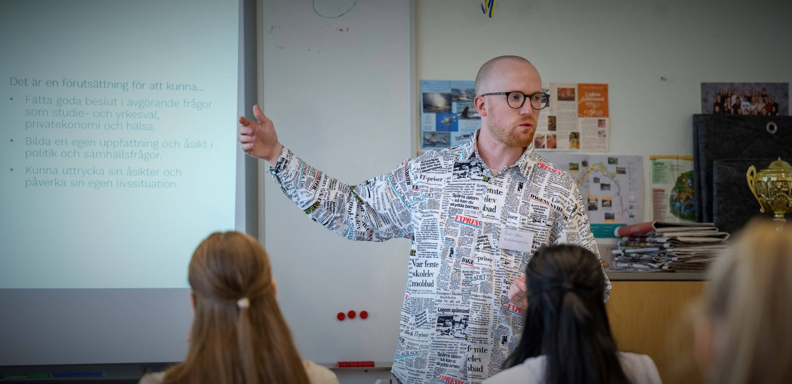 Pontus Ström på Mediekompass föreläser om nyhetsmedier på en skola.